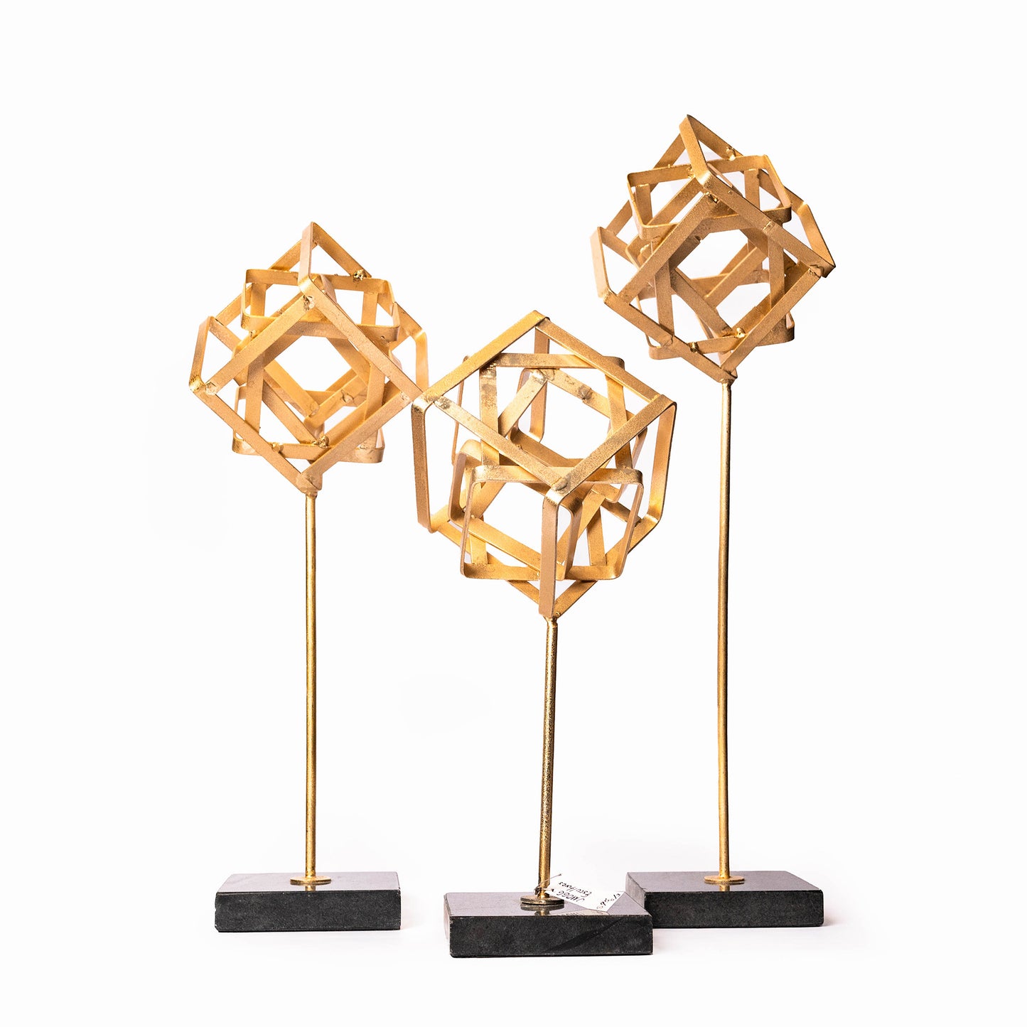 Escultura de cubo dorado